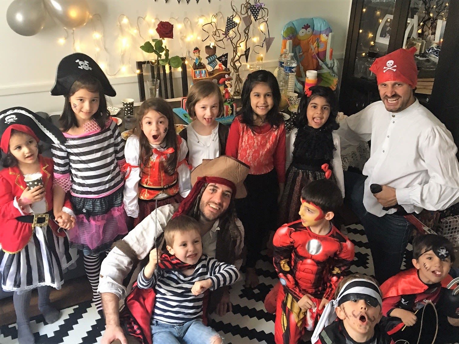 groupe d'enfants et animateurs lors d'un anniversaire pirate